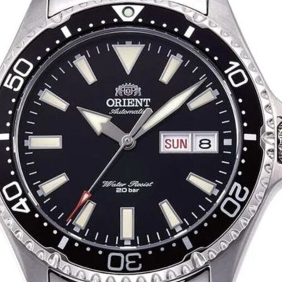Close view of the Orient Kamasu dial and bezel